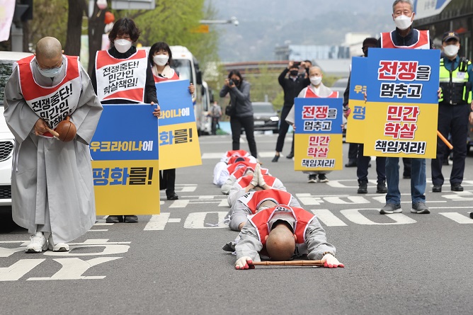 Buddhist Monks Stage Protest in Seoul Against War in Ukraine