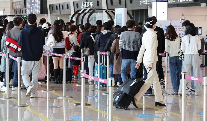 This photo, taken April 15, 2022, shows travelers waiting to enter the domestic departure terminal at Gimpo International Airport in western Seoul. (Yonhap)