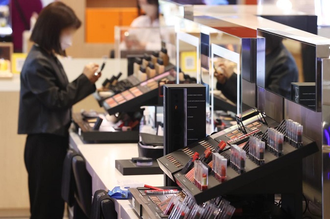 A customer shops for color cosmetics in a department store in Seoul on April 17, 2022. Sales of color cosmetics by the big three department stores, Hyundai Department Store, Lotte Department Store and Shinsegae Department Store, jumped by two digits since their regular spring bargain sale kicked off in early April. (Yonhap)
