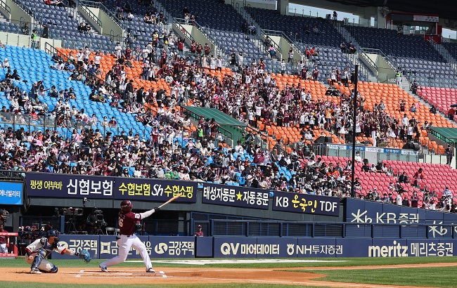 Fans take in a Korea Baseball Organization regular season game between the home team Doosan Bears and the Kiwoom Heroes at Jamsil Baseball Stadium in Seoul on April 17, 2022. (Yonhap)
