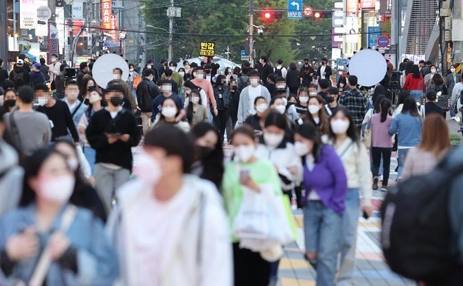 Streets bustle with people in the popular nightlife district of Hongdae, western Seoul, on April 17, 2022. (Yonhap)