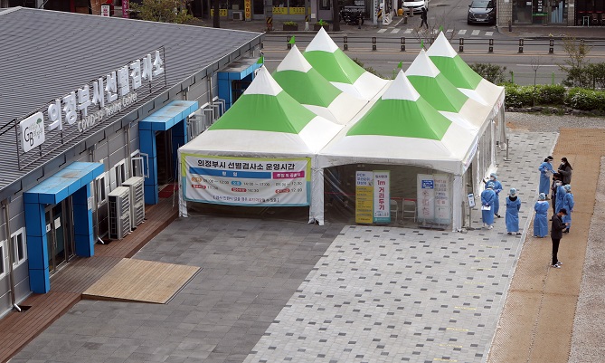 A coronavirus testing center in Uijeongbu, Gyeonggi Province, looks empty on April 18, 2022. (Yonhap)