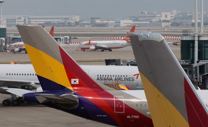 This photo shows Asiana Airlines' passenger jets at Incheon International Airport in Incheon, just west of Seoul, on April 18, 2022. (Yonhap)