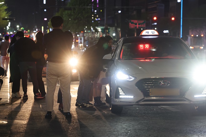 Taxi-hailing Services Struggle to Meet Demand at Night and on Fridays