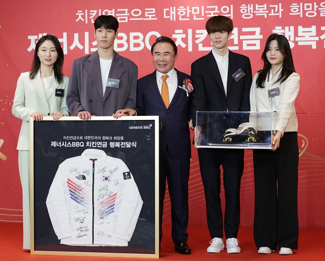 South Korean short track speed skaters from the Beijing Winter Olympics present Yoon Hong-geun (C), president of the Korea Skating Union and chairman of Genesis BBQ, with an autographed team jacket and skate after receiving free BBQ chicken coupons for winning medals in China. From left: Choi Min-jeong, Hwang Dae-heon, Yoon, Lee June-seo and Lee Yu-bin. (Yonhap)
