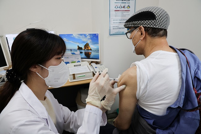 A senior citizen receives a COVID-19 booster shot at a hospital in Seoul on April 25, 2022, as the fourth vaccination for people aged 60 and over started the same day. (Pool photo) (Yonhap) 