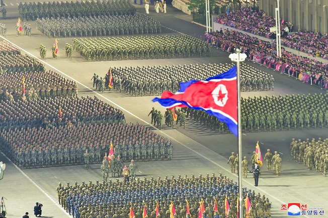 North Korean soldiers take part in a military parade, attended by North Korean leader Kim Jong-un, at Kim Il-sung Square in Pyongyang on April 25, 2022, to mark the 90th anniversary of the founding of its army, in this photo released the next day by the North's official Korean Central News Agency. (Yonhap)