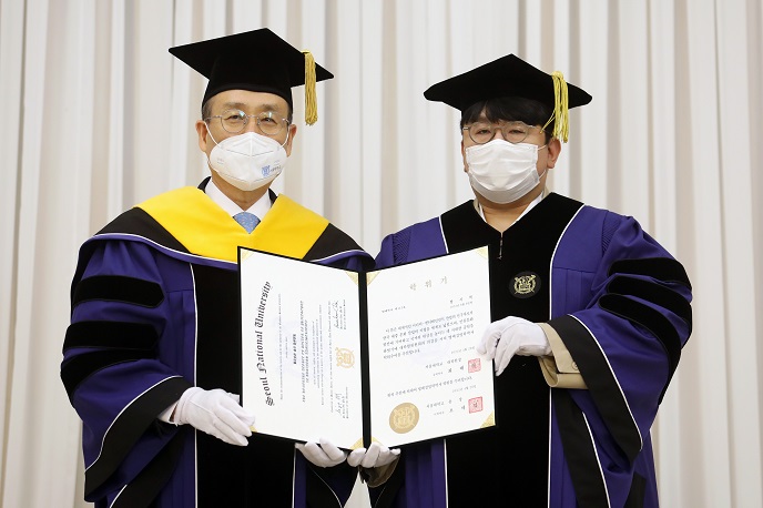Hybe’s Bang Receives Honorary Doctorate from Seoul Nat’l University