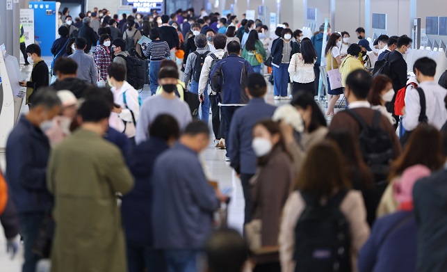 S. Koreans Believe Risk of Lifting Outdoor Mask Mandate Outweighs Benefits: Survey
