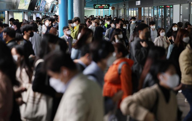 Sindorim Station in Seoul is crowded by daily commutors wearing masks on April 29, 2022. (Yonhap)