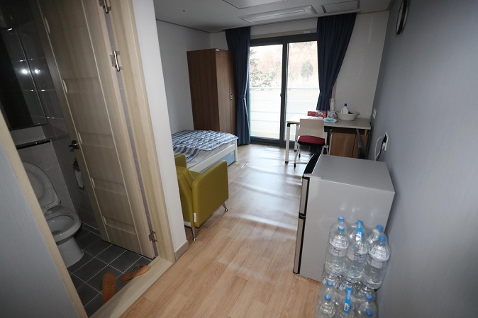 This image shows the interior of a room at a residential COVID-19 treatment center in Seoul. (Yonhap)
