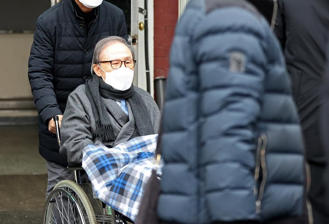 This file photo taken Feb. 10, 2021, shows former President Lee Myung-bak heading to a prison after leaving a hospital in Seoul. (Yonhap)