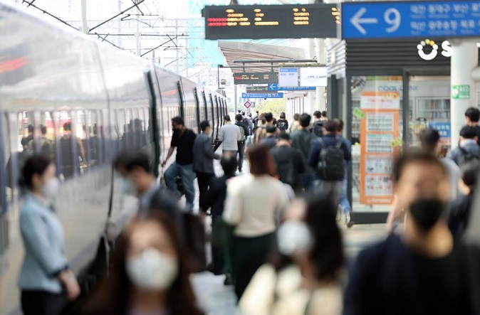 People get on a bullet train at Seoul Station in this file photo taken on May 12, 2022. (Yonhap)