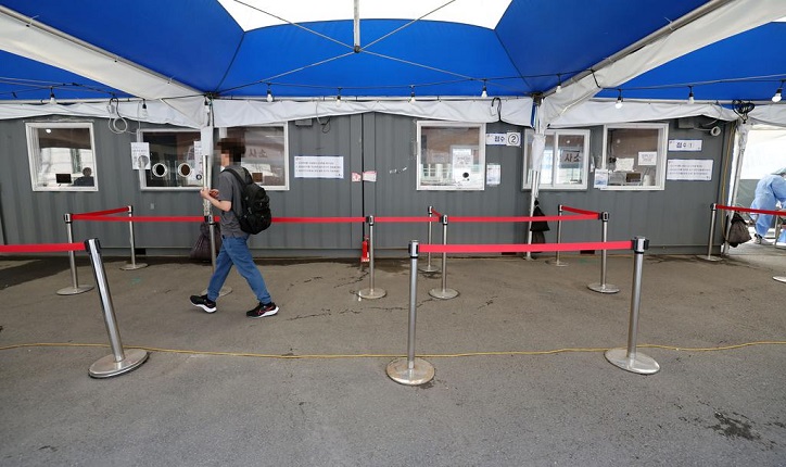 A coronavirus testing center near Seoul Station is quiet on May 26, 2022, as the COVID-19 pandemic is in retreat in South Korea. (Yonhap)
