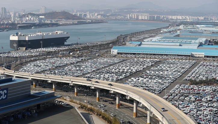 This file photo, taken on Jan. 27, 2022, shows cars waiting to be shipped at a Hyundai Motor Co. pier in Ulsan, 410 kilometers southeast of Seoul. (Yonhap)
