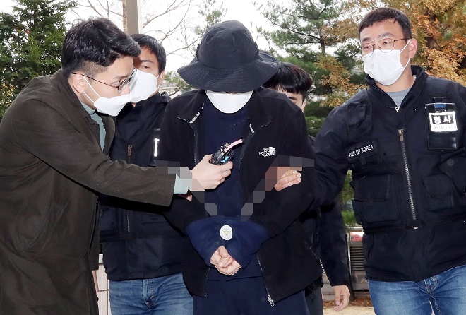 This image shows a man convicted of attempting to kill all three members of a neighboring family over a noise dispute at their apartment building in Incheon, west of Seoul. (Yonhap)
