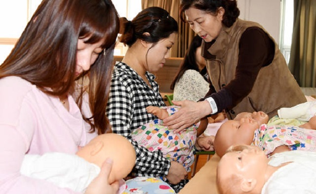 This undated file photo shows would-be mothers learning how to breastfeed babies at a public health care center in Daejeon, south of Seoul. (Yonhap)