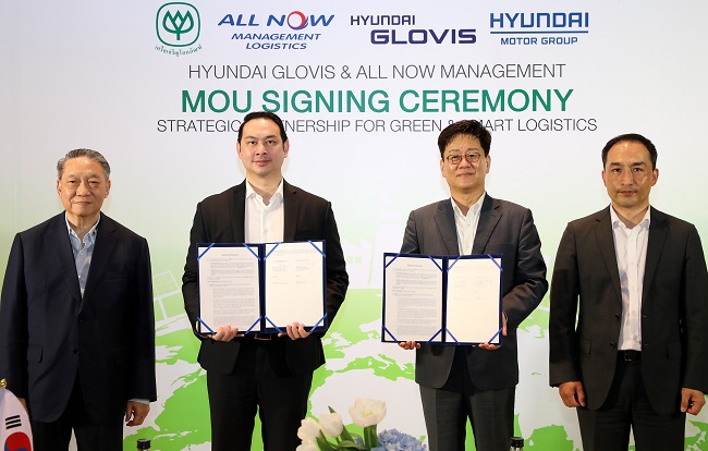 (From L to R) CP Group Vice Chairman Korsak Chairasmisak, CP All Now CEO Tarin Thaniyavarn, Hyundai Glovis CEO Kim Jung-hoo and Hyundai Glovis Vice President Park Man-soo pose for a photo at a signing ceremony in Bangkok, Thailand, on May 17, 2022, in this photo later provided by Hyundai Glovis.