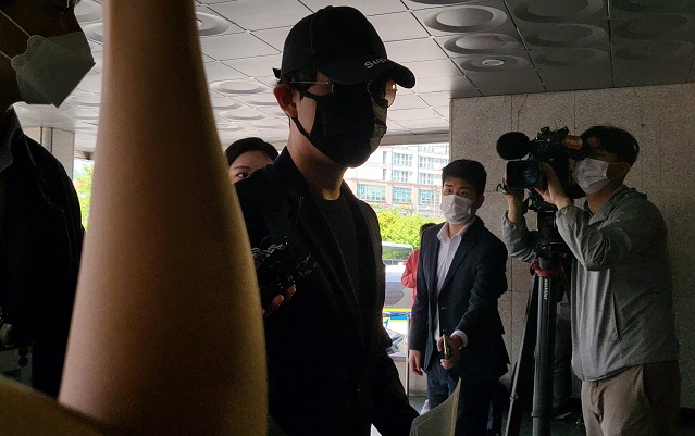A crypto investor (C), accused of ringing the doorbell of the apartment of Do Kwon, co-founder and CEO of Terraform Labs, enters Seongdong Police Station in Seoul on May 16, 2022. (Yonhap)