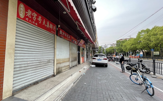 A street in Shanghai is deserted due to the citywide lockdown on May 18, 2022. (Yonhap)