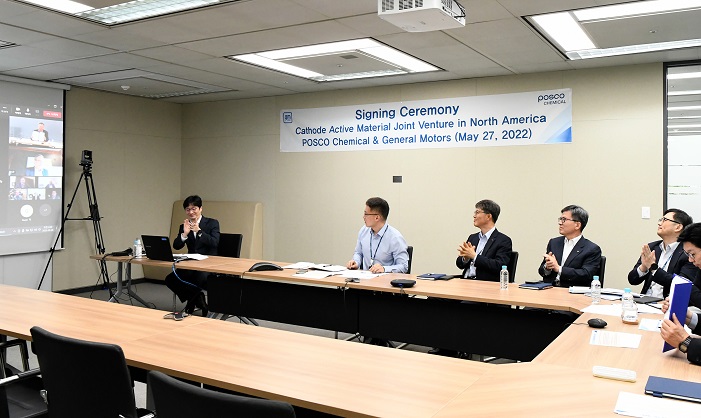 POSCO Chemical CEO Min Kyung-zoon (R) speaks via video links to Doug Parks, executive vice president of GM's global product development, purchasing and supply chain, in this photo provided by POSCO Chemical on May 27, 2022.
