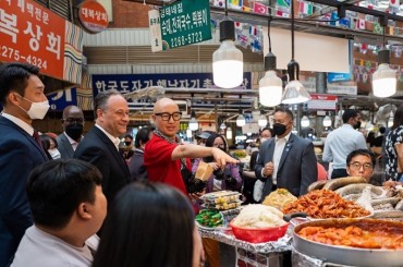 U.S. Second Gentleman Visits Korean Traditional Market