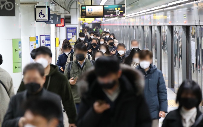 A platform is crowded with commuters during the morning rush hour at a subway station in Seoul on Dec. 20, 2021. (Yonhap)