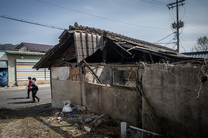 This file photo taken April 6, 2022, shows an abandoned home in the border county of Yeoncheon (Yonhap)