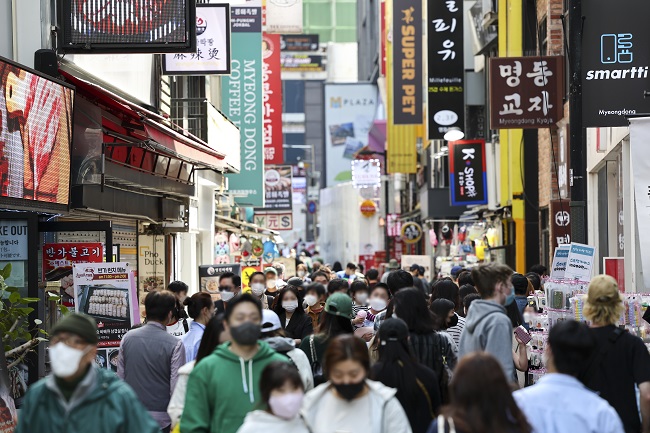 This file photo, taken April 10, 2022, shows the bustling shopping district of Myeongdong in central Seoul. (Yonhap)