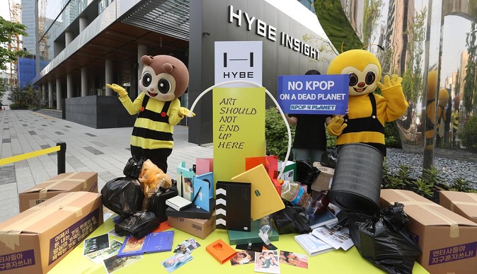 K-pop fans stage a protest at the headquarters of Hybe, the agency of K-pop supergroup BTS, in Seoul on April 21, 2022 to demand that that the K-pop agencies should take environmentally sustainable options when it comes to artist production. (Yonhap)
