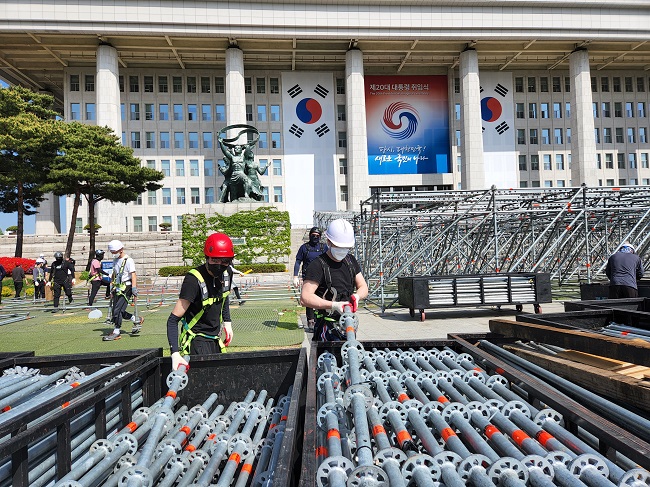 Work to prepare for the inaugural ceremony of President-elect Yoon Suk-yeol is under way in front of the National Assembly in Seoul, in this April 26, 2022, file photo. The event is set for May 10. (Pool photo) (Yonhap)