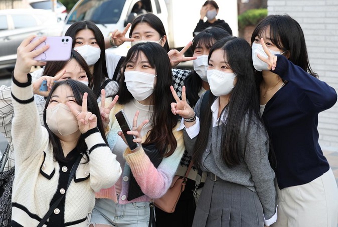 High school students in Seoul pose for a photo ahead of a school trip on May 2, 2022, as the country has eased strict social distancing curbs to help the people return to normalcy. (Yonhap)