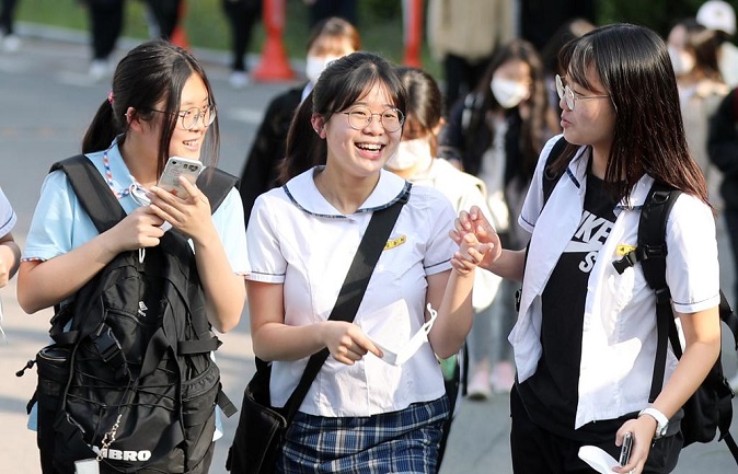 Students talk to each other without wearing face masks on their way to school in the southwestern city of Gwangju on May 2, 2022, as South Korea lifted the outdoor mask mandate starting the same day in a move to regain normalcy. (Yonhap)