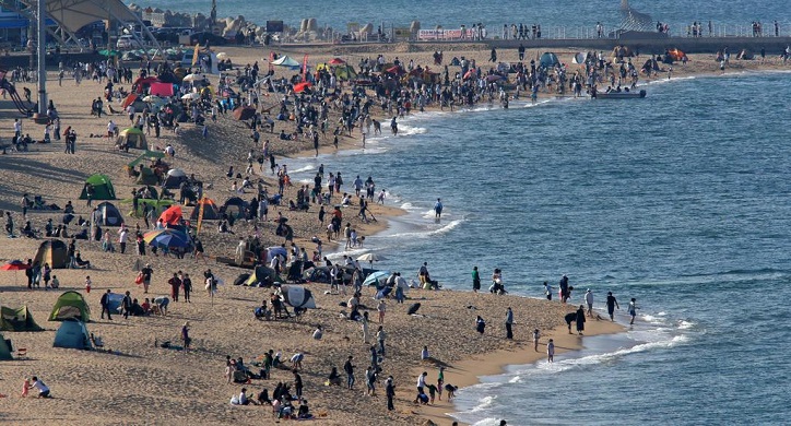 This photo, taken May 5, 2022, shows people at a beach in the eastern coastal city of Sokcho to mark Children's Day. (Yonhap)