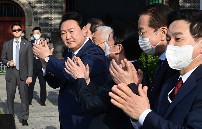 President-elect Yoon Suk-yeol claps during a disbandment ceremony for his transition team in Seoul on May 6, 2022. (Pool photo) (Yonhap)