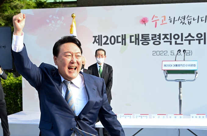 President-elect Yoon Suk-yeol raises his fist during a disbandment ceremony for his transition team in Seoul on May 6, 2022. (Pool photo) (Yonhap)