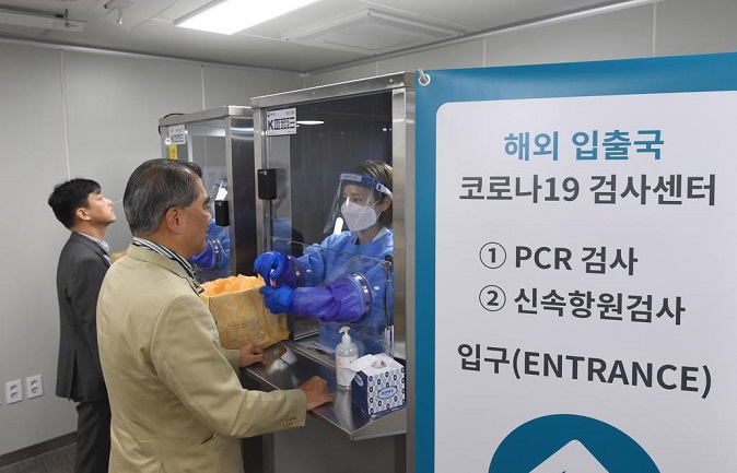 Oh Chang-hee (front), head of the Korea Association of Travel Agents (KATA), takes a test at a COVID-19 testing center in southern Seoul on May 9, 2022. KATA opened the center earlier in the day exclusively for local and foreign tourists to cope with an expected sharp surge of tourists as the country moves toward normalcy in daily life by scrapping most of the social distancing rules against the pandemic. The center runs from 9 a.m.-9 p.m. on weekdays and from 9 a.m.-6 p.m. on weekends. (Pool photo) (Yonhap)
