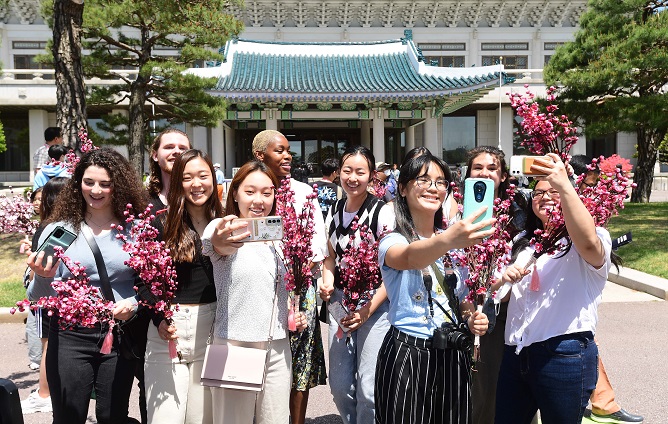Foreign exchange students take a photo at Cheong Wa Dae in central Seoul, which has been South Korea's presidential compound for the past 74 years, on May 10, 2022. (Pool photo) (Yonhap)