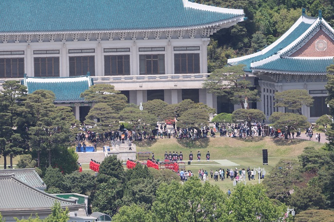 People look around Cheong Wa Dae in central Seoul, which has been South Korea's presidential compound for the past 74 years, on May 10, 2022. (Pool photo) (Yonhap)