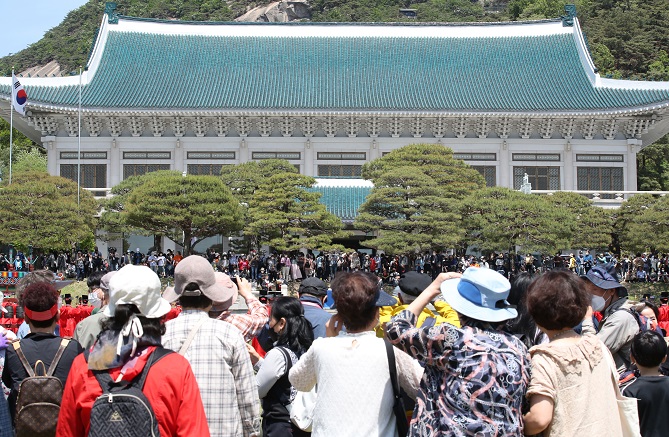 Visitors watch a performance in front of the main office building of former presidential compound Cheong Wa Dae in central Seoul on May 10, 2022. (Pool photo) (Yonhap)
