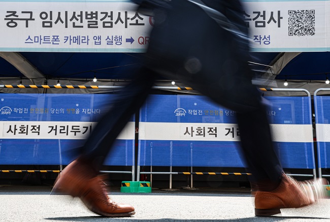 This photo shows a COVID-19 testing booth near Seoul Station in central Seoul on May 16, 2022. (Yonhap)