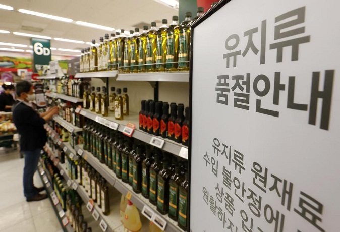 A sign set up at a discount chain outlet in Seoul on May 16, 2022, shows cooking oil products are sold out. (Yonhap)