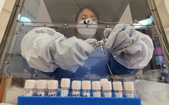 A medical worker prepares for COVID-19 tests at a testing site in Seoul on May 19, 2022. (Yonhap)