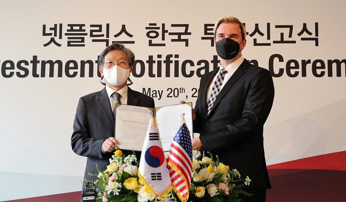 Yu Jeoung-yeol (L), president of the Korea Trade-Investment Promotion Agency, poses for a photo with Stephan Trojansky, head of the global visual effects company Scanline VFX, a subsidiary of Netflix, at a Seoul hotel on May 20, 2022, during a ceremony to mark the announcement of the company's plan to invest US$100 million in South Korea over the next six years to build special visual effects facilities. (Yonhap)
