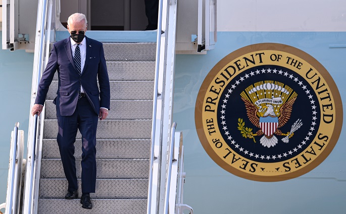 U.S. President Joe Biden walks down the steps of Air Force One at Osan Air Base in Pyeongtaek, 70 kilometers south of Seoul, on May 20, 2022. (Pool photo) (Yonhap)