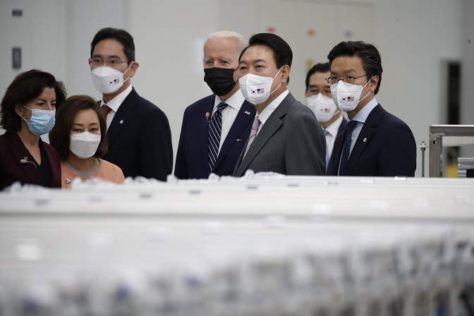 President Yoon Suk-yeol (3rd from R), U.S. President Joe Biden (C) and Samsung Electronics Vice Chairman Lee Jae-yong (3rd from L) tour a Samsung semiconductor plant in Pyeongtaek, 70 kilometers south of Seoul, on May 20, 2022. (Yonhap)