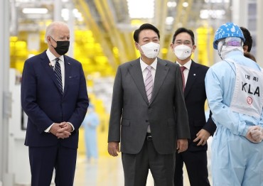 Yoon, Biden Tour Samsung Chip Plant Ahead of Summit