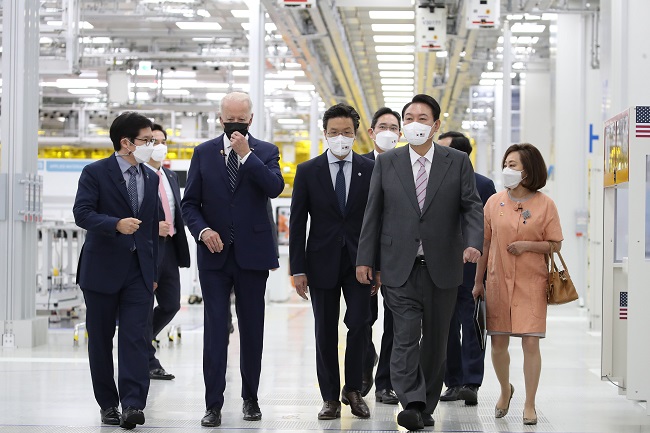 U.S. President Joe Biden (3rd from L) and South Korean President Yoon Suk-yeol (2nd from R) look around a Samsung Electronics chip plant in Pyeongtaek, 70 kilometers south of Seoul, on May 20, 2022, guided by Lee Jae-yong, the de facto leader of Samsung Group and Samsung Electronics vice chairperson. (Yonhap)