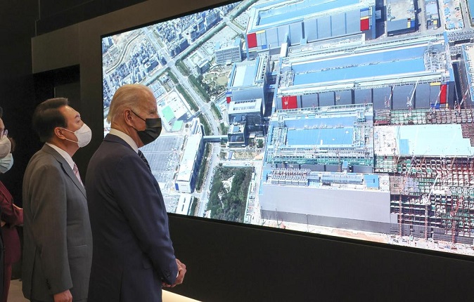 South Korean President Yoon Suk-yeol (L) and U.S. President Joe Biden (R) inspect a Samsung Electronics chip plant in Pyeongtaek, some 70 kilometers south of Seoul, on May 20, 2022. (Yonhap)