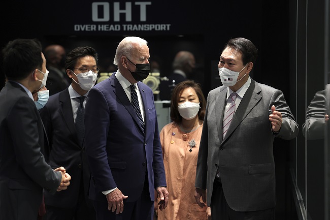 U.S. President Joe Biden (3rd from L) and South Korean President Yoon Suk-yeol (R) look around a Samsung Electronics chip plant in Pyeongtaek, 70 kilometers south of Seoul, on May 20, 2022. Biden arrived in South Korea that day for his first visit to the country since he took office. (Yonhap)